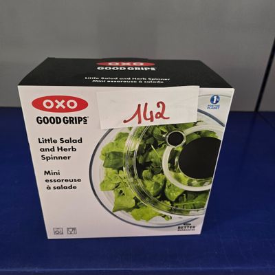 une boîte de nourriture posée sur une table