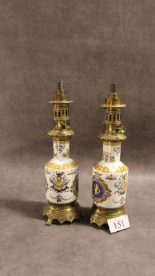 une paire de vases chinois anciens posés sur des socles, sur fond gris