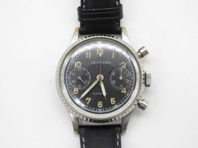 gros plan d'une montre sur une surface blanche