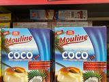 trois cartons d'eau de coco Moulinine sur l'étagère