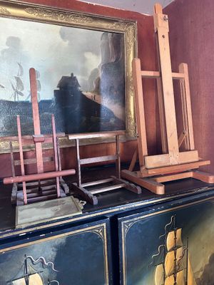 une photo d'un tableau posé sur une commode dans une pièce
