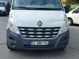 une camionnette blanche garée dans un parking