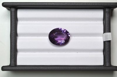 Une importante améthyste facettée ovale d'un poids de 19 cts
