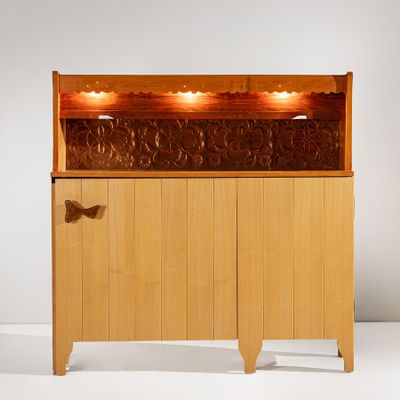 une photo d'une armoire en bois équipée de lumières