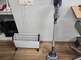 un aspirateur posé par terre à côté d'un bureau