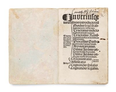 un vieux livre écrit posé sur une table