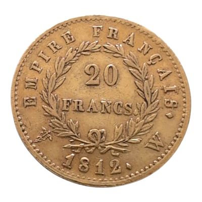 un gros plan d'une pièce de monnaie ornée d'une couronne