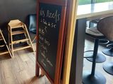 un tableau noir posé par terre dans un restaurant
