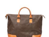 un sac à main marron et beige sur fond blanc
