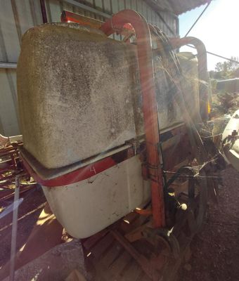 un gros bloc de béton posé à l'arrière d'un tracteur