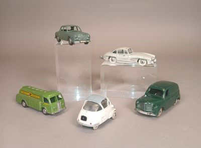 quatre petites voitures exposées sur une table