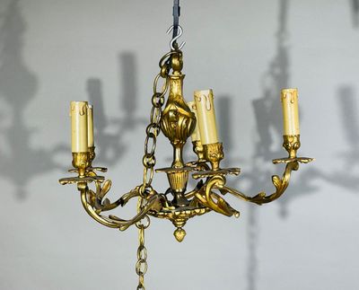 un lustre en or suspendu au plafond d'une pièce