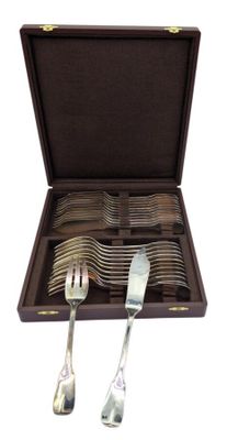 des couverts dans un coffret en bois sur fond blanc, avec un fond blanc