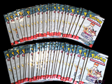 plusieurs paquets de cartes à collectionner Pokémon empilés les uns sur les autres