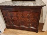 une commode en marbre dans le coin d'une pièce
