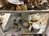 de nombreuses assiettes et bols sur une étagère dans un magasin
