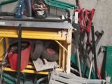 une photo d'un garage rempli d'outils
