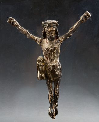 statue en bronze représentant une personne sur une croix, les bras tendus