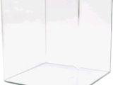 une boîte en plastique transparent avec un couvercle, sur fond blanc