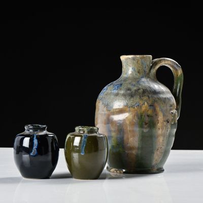 trois vases posés l'un à côté de l'autre sur une table