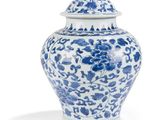 pot à gingembre bleu et blanc orné d'un motif floral