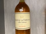 une bouteille de vin posée sur une étagère en verre