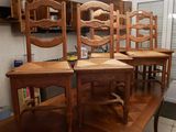 quatre chaises en bois posées autour d'une table dans une cuisine
