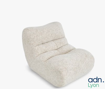 une chaise posée sur une surface blanche