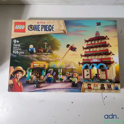 une boîte de Lego posée sur une table
