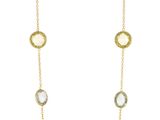 Le collier est long et orné de pierres multicolores.
