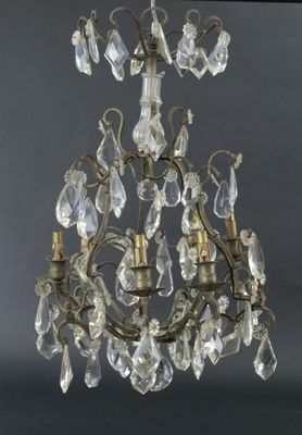 Lustre cage à six lumières agrémenté de pampilles.