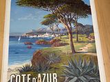 une photo d'une affiche sur le mur d'un bâtiment