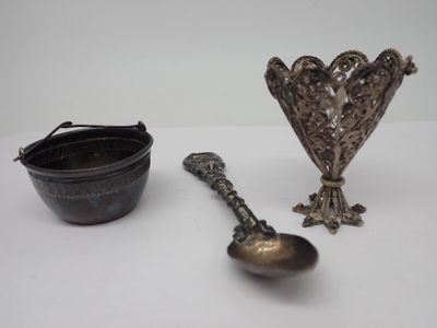 Lot comprenant : une cuillère et un passe-thé en argent poids : 35gr,  - Photo 1