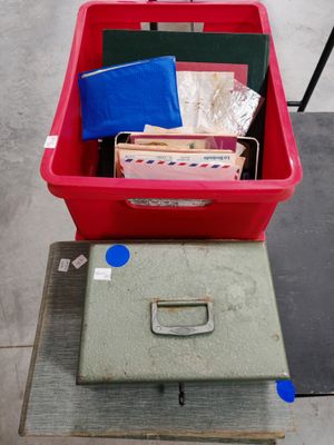 une boîte rouge avec un couvercle bleu et une boîte verte avec un couvercle bleu