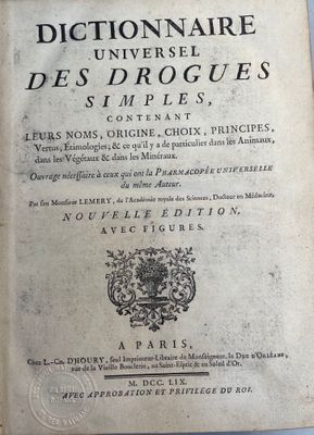 un vieux livre écrit posé sur une table