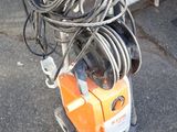 une machine posée par terre à côté d'une échelle