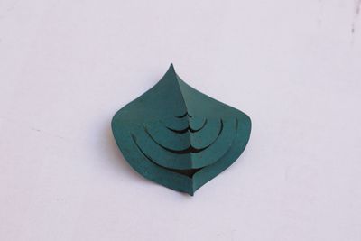 une feuille verte découpée dans du papier
