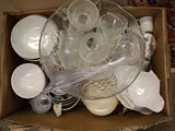 une boîte remplie de plats et de tasses vides