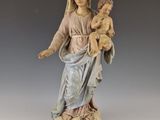 l'image d'une statue représentant une femme tenant un enfant dans ses bras