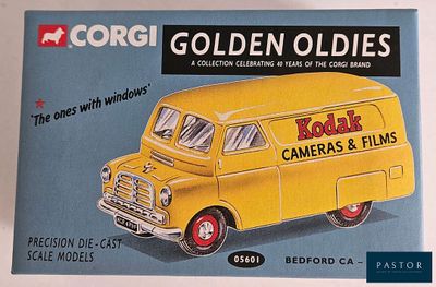 une boîte sur laquelle figure l'image d'une camionnette jaune
