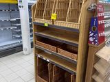 de nombreux paniers sont exposés sur les étagères du magasin, destinés à la vente