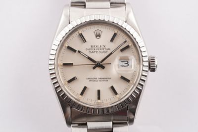 une image représentant une montre-bracelet à cadran blanc sur fond blanc
