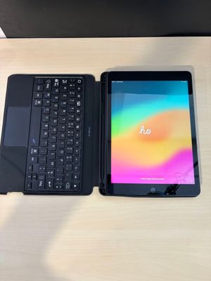 une tablette et un ordinateur portable posés côte à côte sur un bureau