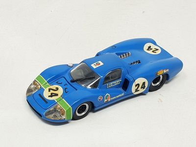 une maquette bleue d'une voiture de course posée sur une surface blanche