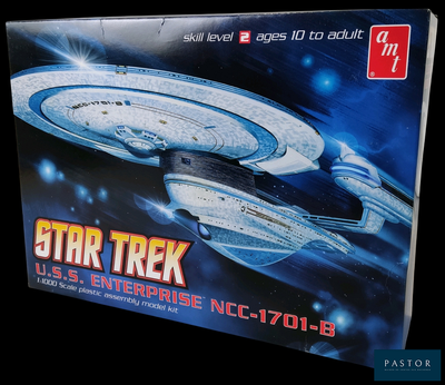 une boîte contenant une maquette d'un vaisseau de Star Trek