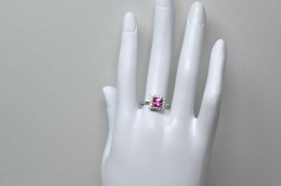 une image représentant la main d'une femme portant une bague