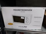 un carton contenant un micro-ondes posé sur une étagère