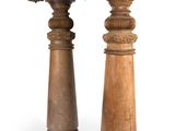 paire de piliers en bois sculpté, avec partie supérieure et socle sculptés