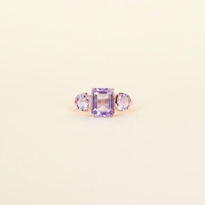 Bague en or rose 9K (375/oo), centrée d'une améthyste taille…