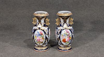 deux vases décorés de fleurs